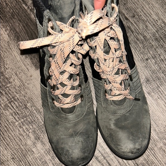 Sorel Gray Lace Up Boots with Suede Texture - Picture 2 of 7
